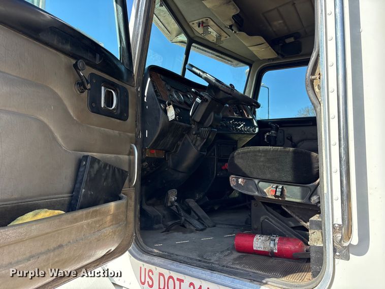 image for item ET7291 2005 Peterbilt 385 semi truck