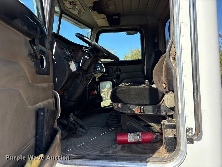 image for item ET7291 2005 Peterbilt 385 semi truck