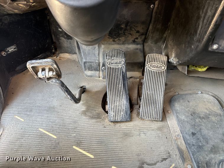 image for item ET7291 2005 Peterbilt 385 semi truck