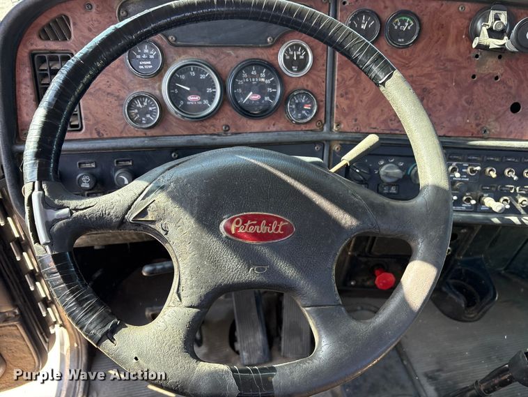 image for item ET7291 2005 Peterbilt 385 semi truck