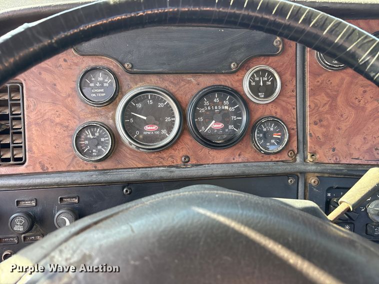 image for item ET7291 2005 Peterbilt 385 semi truck