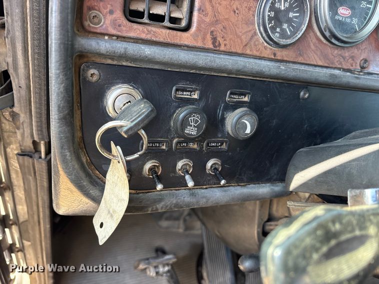 image for item ET7291 2005 Peterbilt 385 semi truck