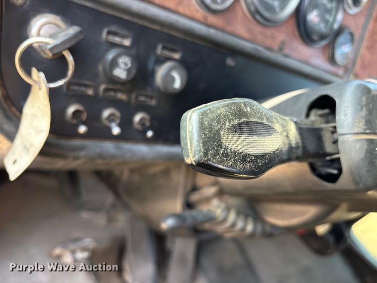 image for item ET7291 2005 Peterbilt 385 semi truck