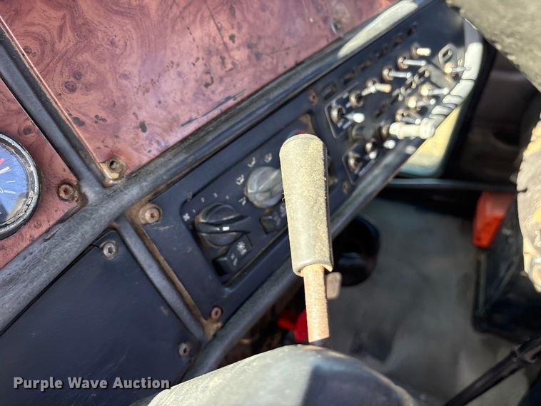 image for item ET7291 2005 Peterbilt 385 semi truck