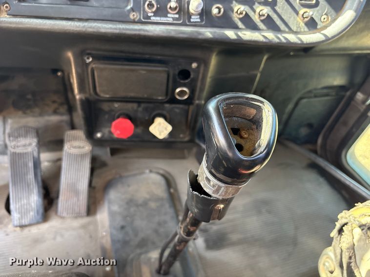 image for item ET7291 2005 Peterbilt 385 semi truck