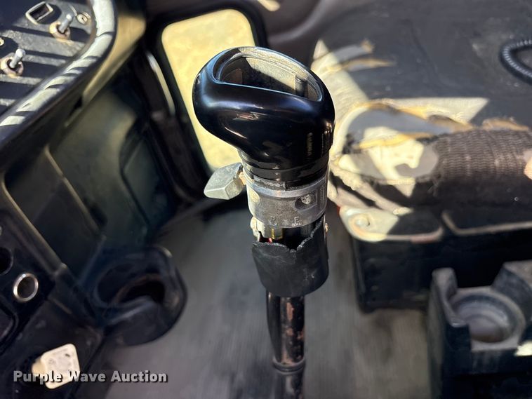 image for item ET7291 2005 Peterbilt 385 semi truck