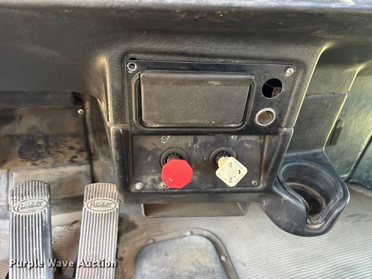 image for item ET7291 2005 Peterbilt 385 semi truck