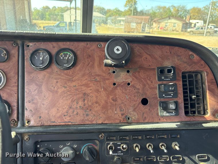 image for item ET7291 2005 Peterbilt 385 semi truck