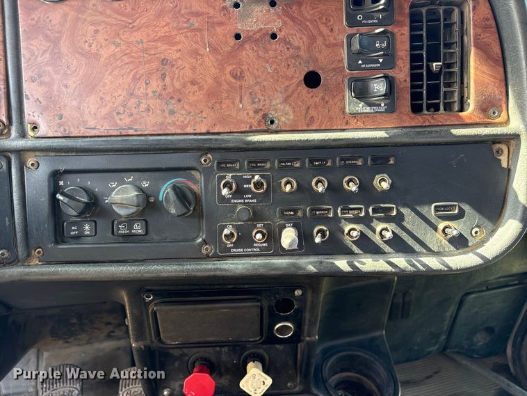 image for item ET7291 2005 Peterbilt 385 semi truck