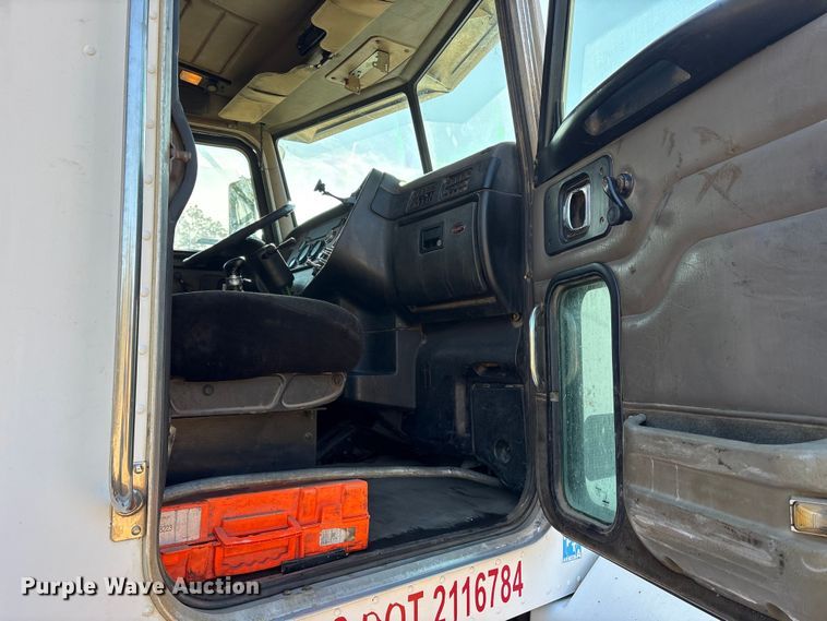 image for item ET7291 2005 Peterbilt 385 semi truck