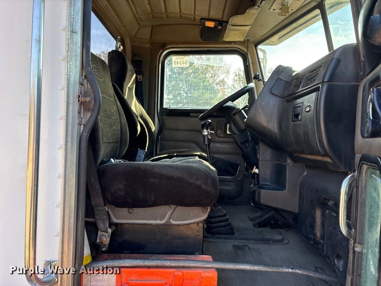 image for item ET7291 2005 Peterbilt 385 semi truck