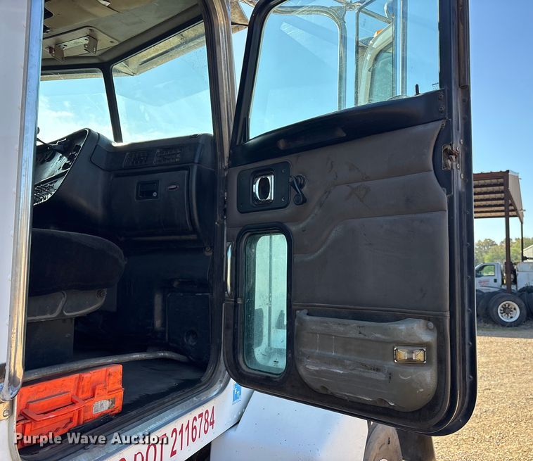 image for item ET7291 2005 Peterbilt 385 semi truck