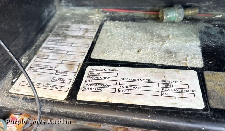 image for item ET7291 2005 Peterbilt 385 semi truck