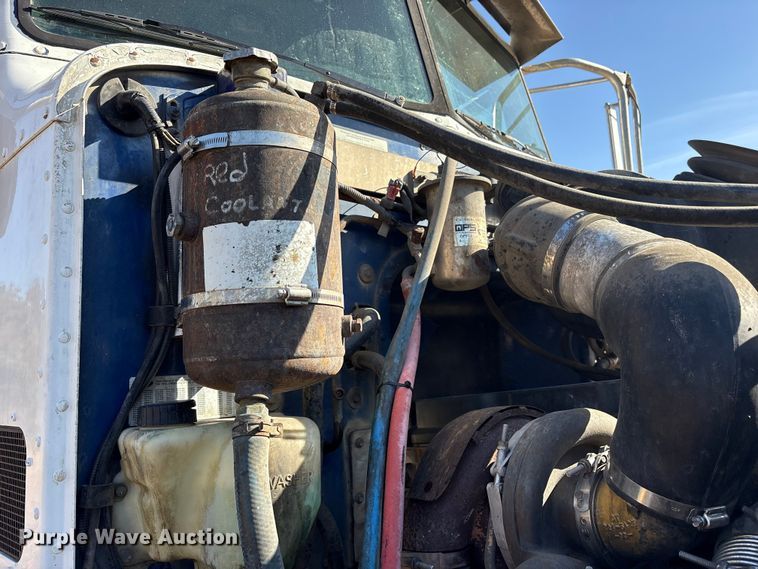 image for item ET7291 2005 Peterbilt 385 semi truck