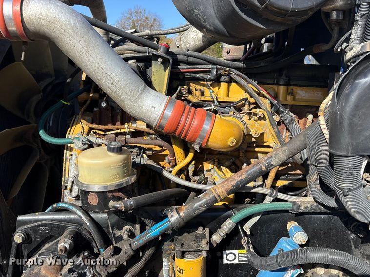 image for item ET7291 2005 Peterbilt 385 semi truck