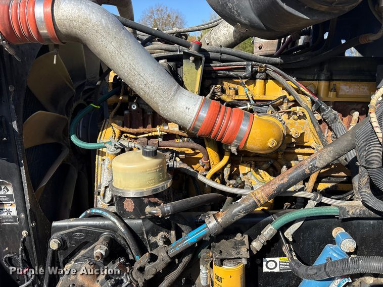 image for item ET7291 2005 Peterbilt 385 semi truck