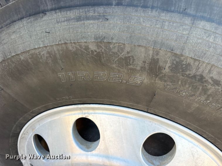 image for item ET7291 2005 Peterbilt 385 semi truck