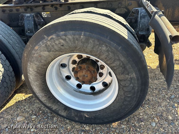 image for item ET7291 2005 Peterbilt 385 semi truck