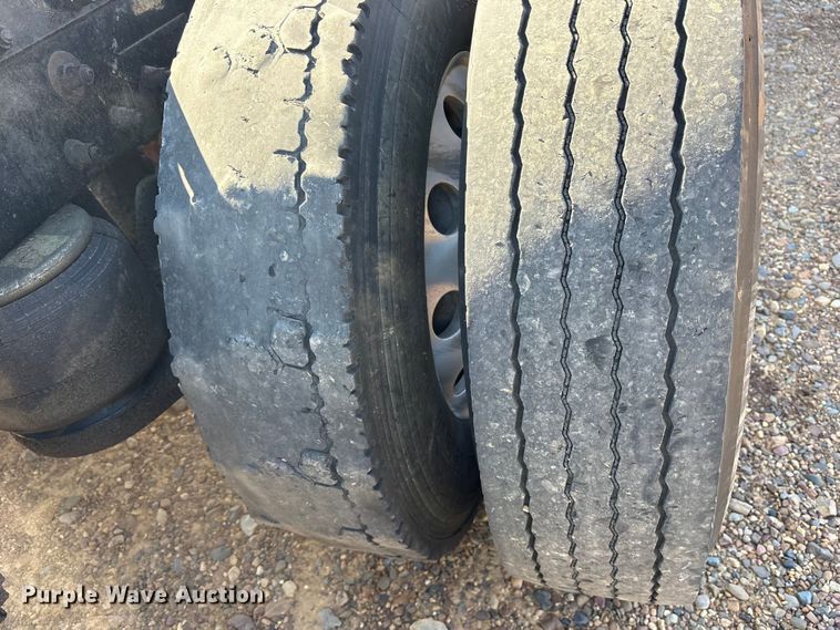 image for item ET7291 2005 Peterbilt 385 semi truck