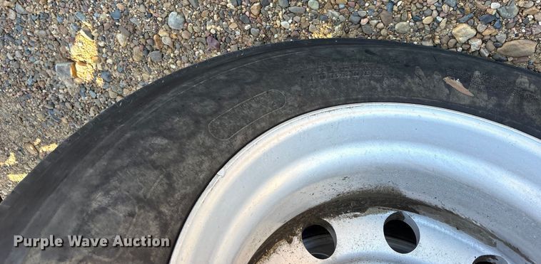 image for item ET7291 2005 Peterbilt 385 semi truck