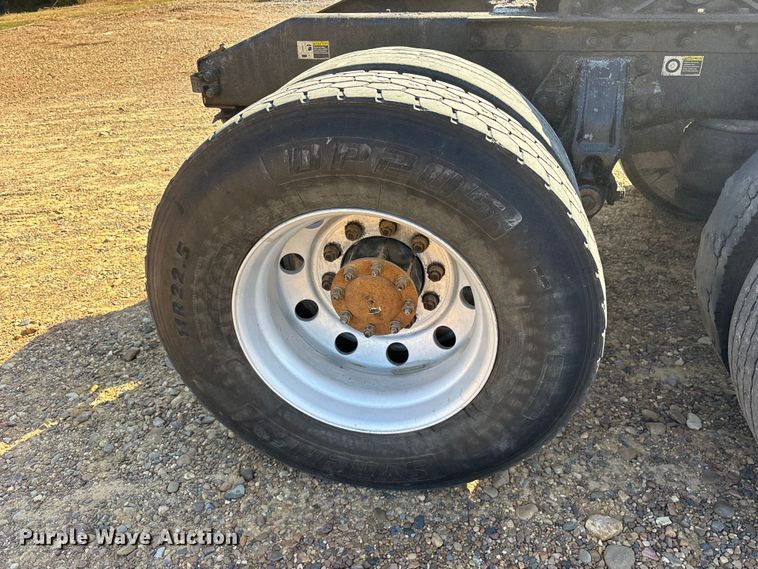 image for item ET7291 2005 Peterbilt 385 semi truck