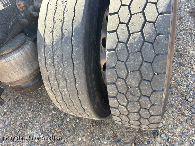 image for item ET7291 2005 Peterbilt 385 semi truck