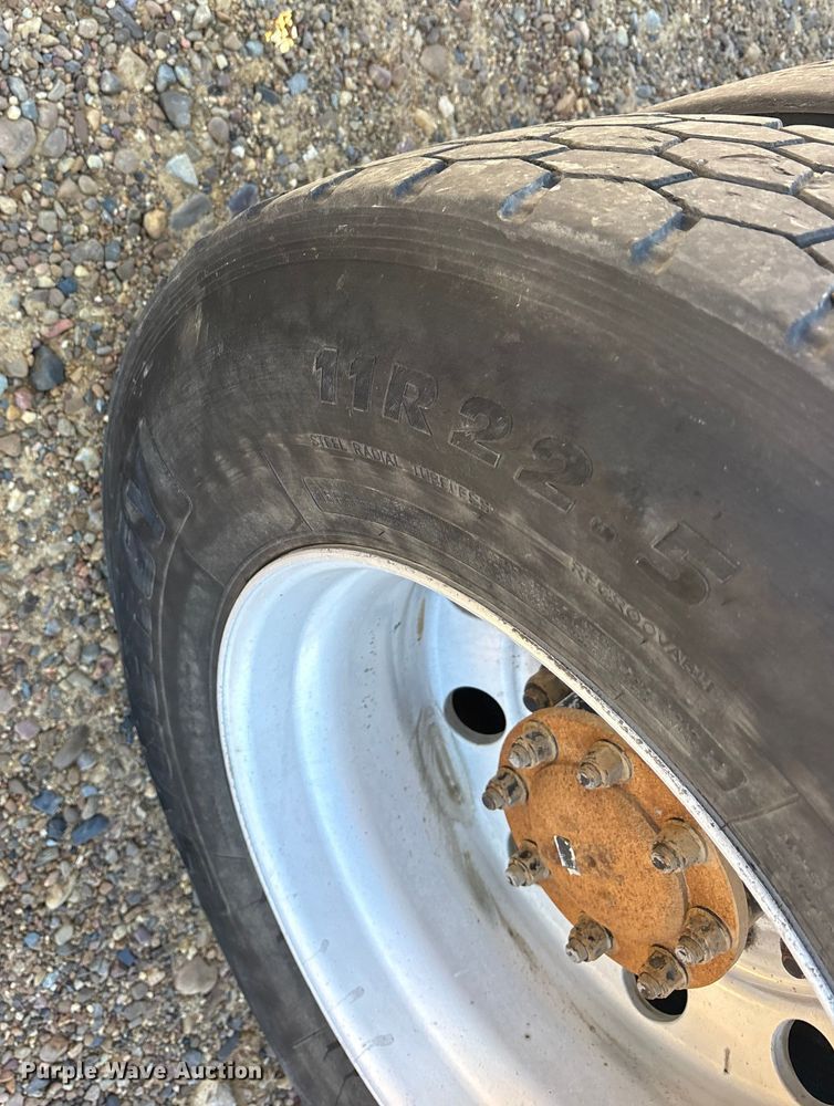 image for item ET7291 2005 Peterbilt 385 semi truck