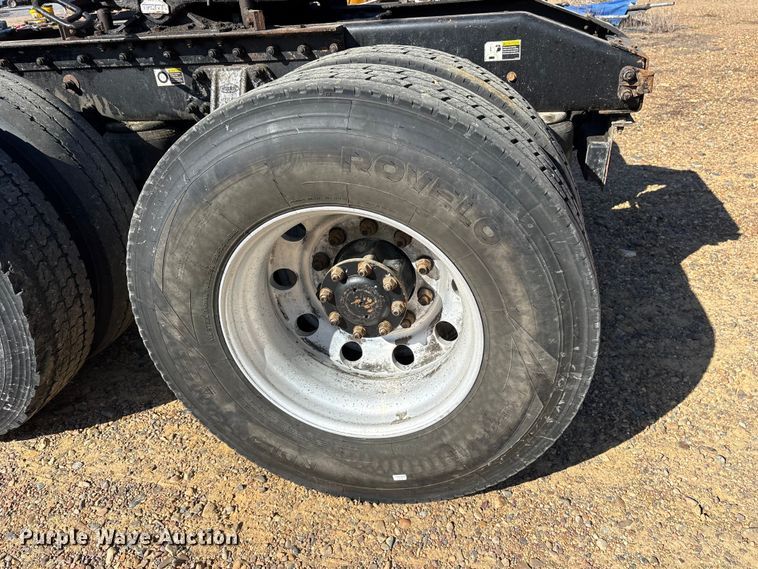 image for item ET7291 2005 Peterbilt 385 semi truck