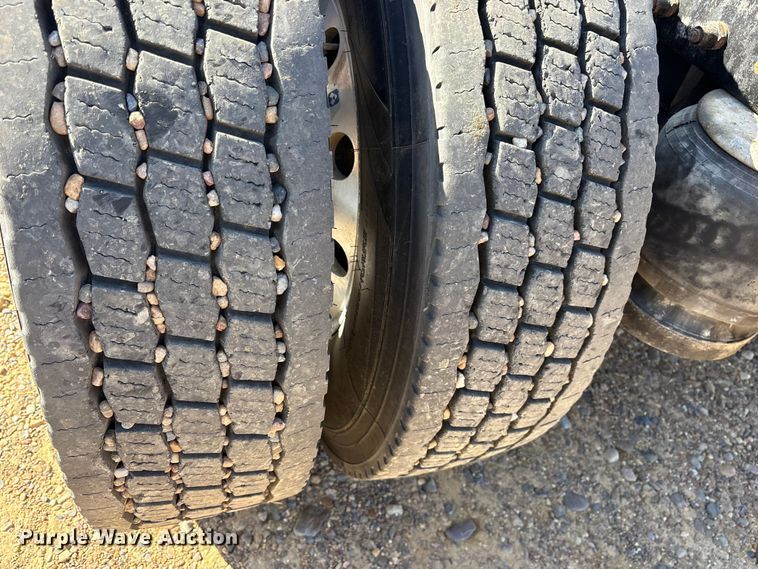 image for item ET7291 2005 Peterbilt 385 semi truck