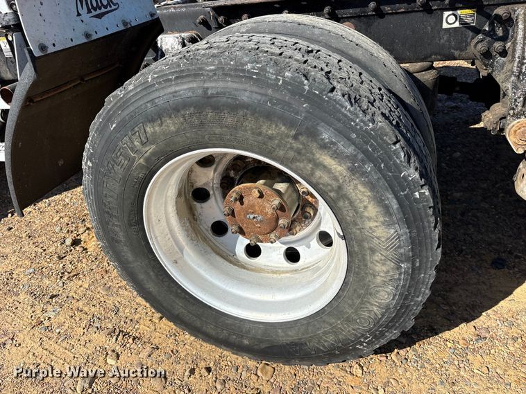 image for item ET7291 2005 Peterbilt 385 semi truck