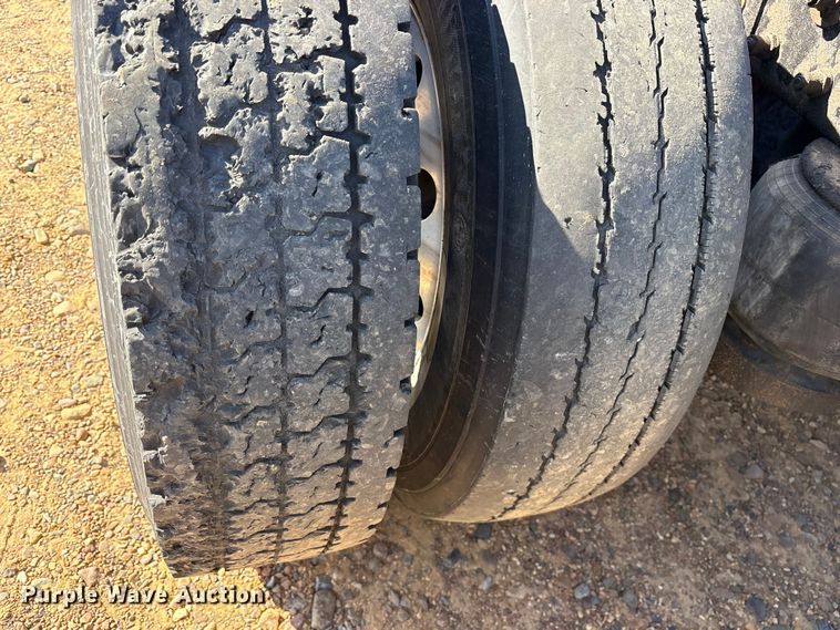 image for item ET7291 2005 Peterbilt 385 semi truck