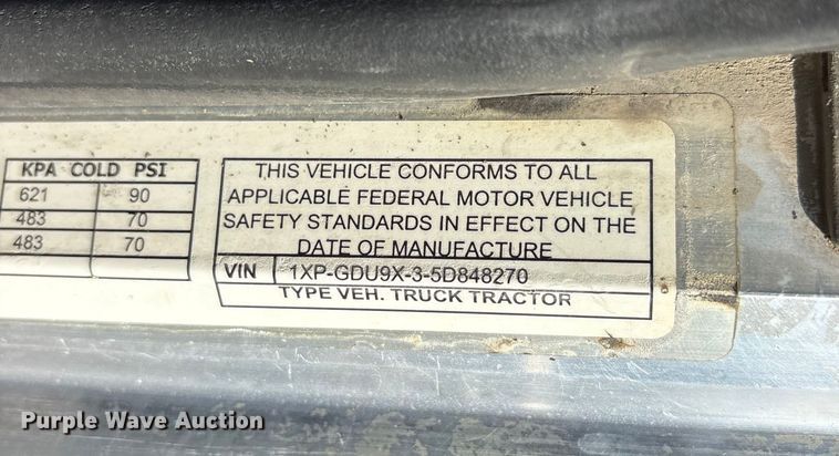 image for item ET7291 2005 Peterbilt 385 semi truck