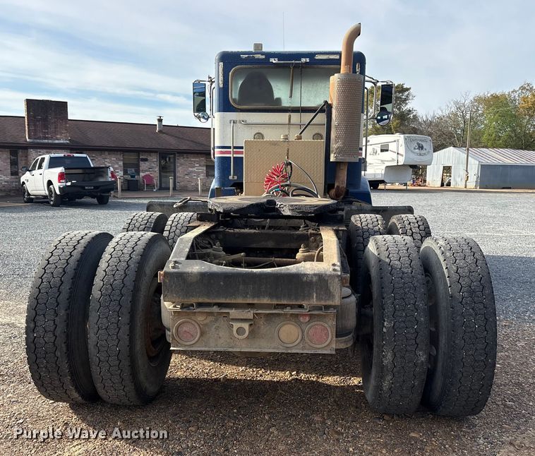 image for item ET7293 2005 Peterbilt 385 semi truck