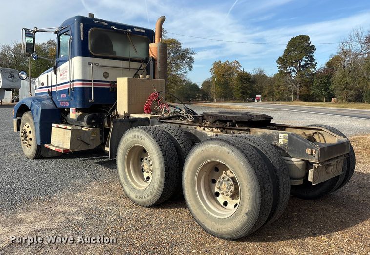 image for item ET7293 2005 Peterbilt 385 semi truck