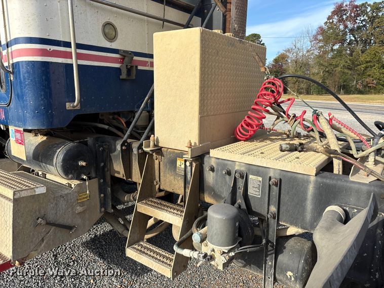 image for item ET7293 2005 Peterbilt 385 semi truck