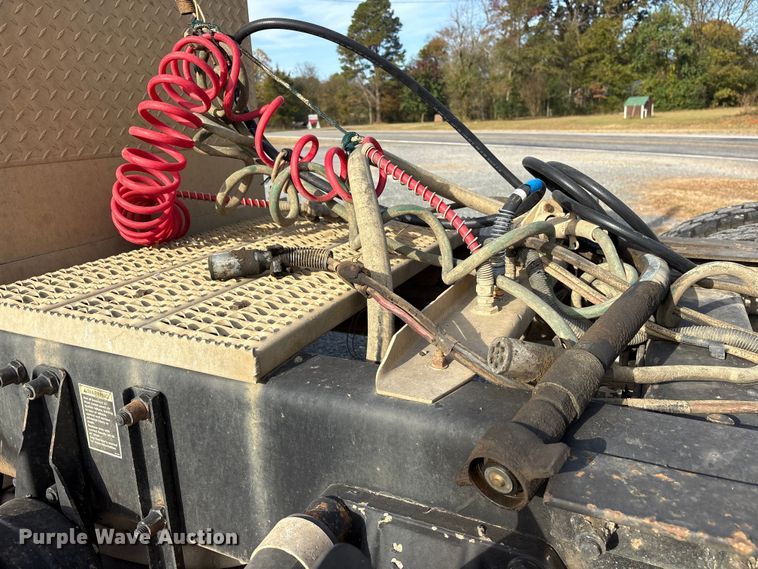 image for item ET7293 2005 Peterbilt 385 semi truck