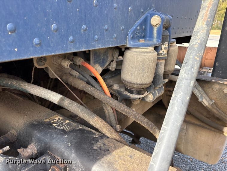 image for item ET7293 2005 Peterbilt 385 semi truck