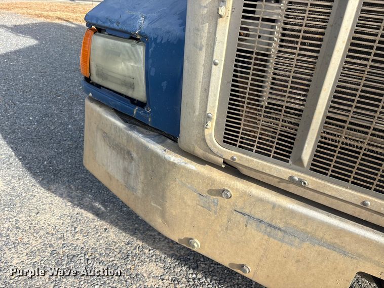 image for item ET7293 2005 Peterbilt 385 semi truck