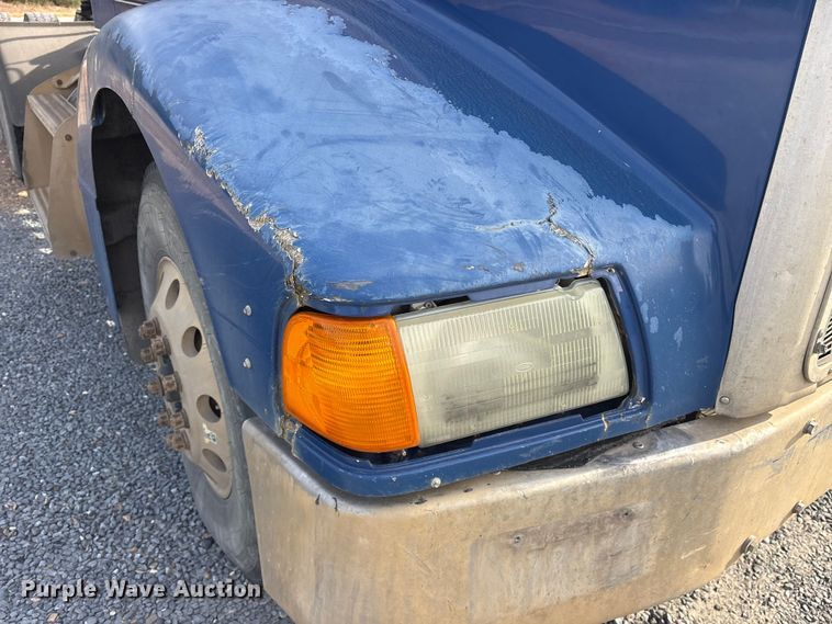 image for item ET7293 2005 Peterbilt 385 semi truck