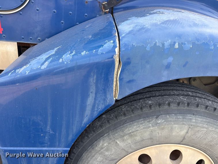 image for item ET7293 2005 Peterbilt 385 semi truck