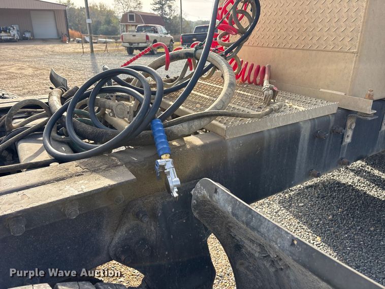 image for item ET7293 2005 Peterbilt 385 semi truck