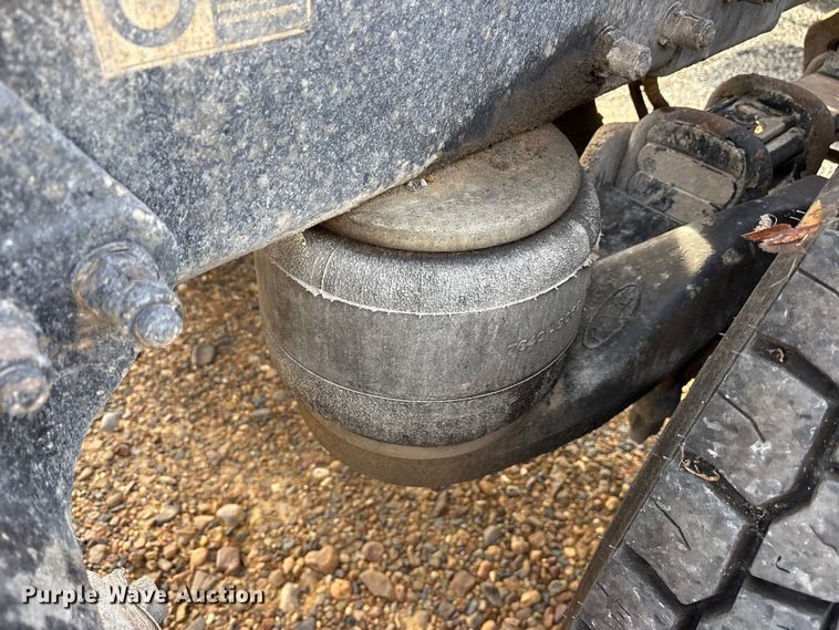 image for item ET7293 2005 Peterbilt 385 semi truck