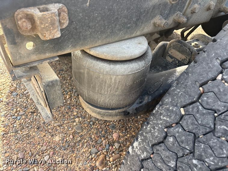 image for item ET7293 2005 Peterbilt 385 semi truck