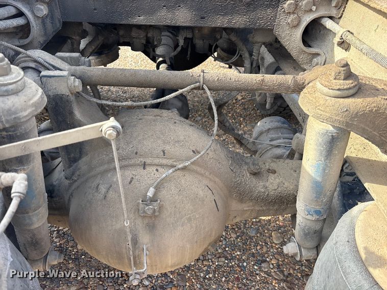 image for item ET7293 2005 Peterbilt 385 semi truck