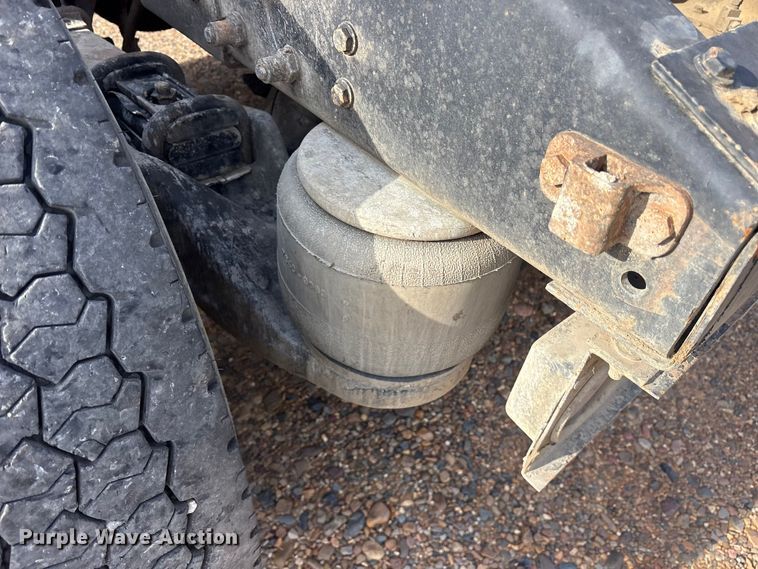 image for item ET7293 2005 Peterbilt 385 semi truck