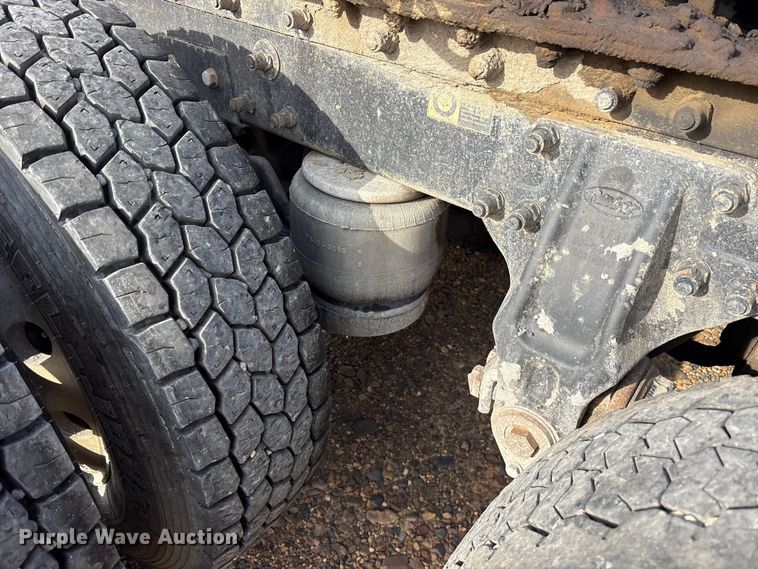 image for item ET7293 2005 Peterbilt 385 semi truck