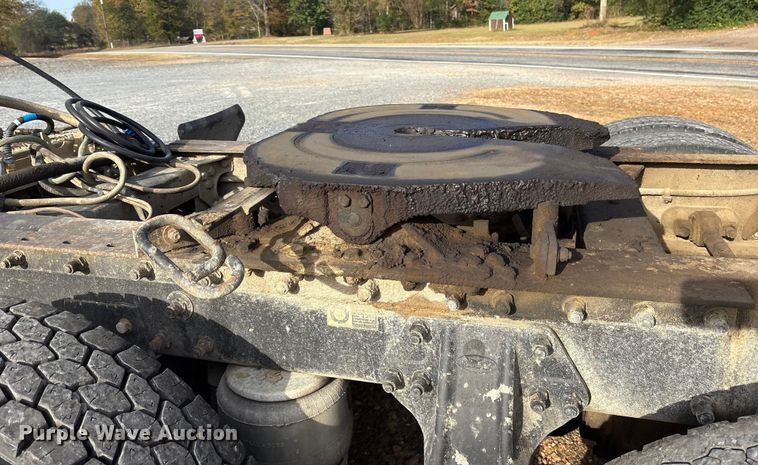 image for item ET7293 2005 Peterbilt 385 semi truck