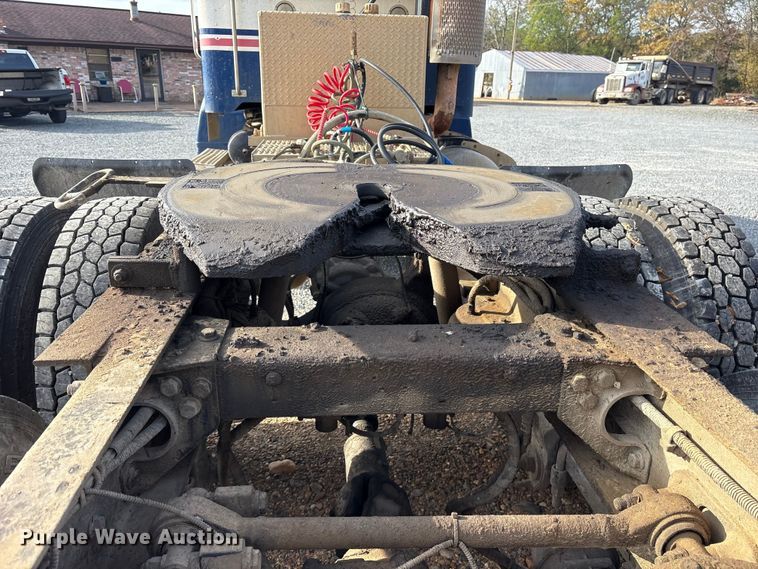 image for item ET7293 2005 Peterbilt 385 semi truck