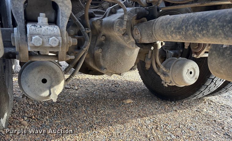 image for item ET7293 2005 Peterbilt 385 semi truck