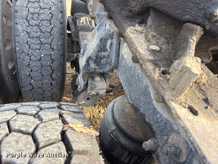 image for item ET7293 2005 Peterbilt 385 semi truck